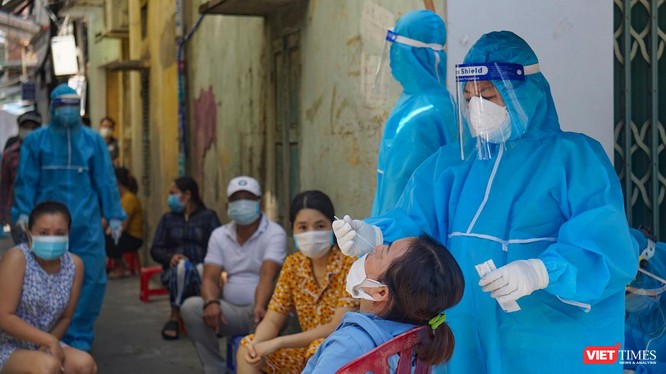 Lực lượng y tế lấy mẫu xét nghiệm SARS-CoV-2 trong cộng đồng tại Đà Nẵng
