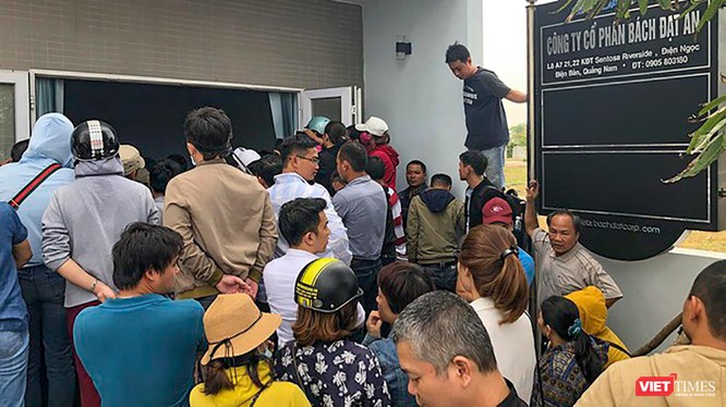 Người mua đất nền do Công ty CP Bách Đạt An làm chủ đầu tư từng tập trung trước trụ sở Công ty này tại Khu đô thị Điện Nam-ĐIện Ngọc để đòi quyền lợi