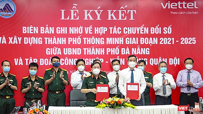 Quang cảnh lễ ký kết biên bản ghi nhớ về xây dựng TP thông minh giai đoạn từ năm 2021 – 2025 giữa UBND TP Đà Nẵng và Tập đoàn Viettel (ảnh danang.gov.vn)