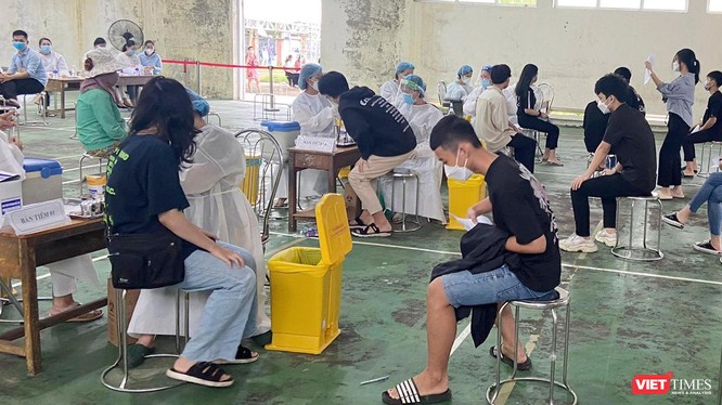 Trẻ em trong độ tuổi 15-18 tuổi tiêm vaccine COVID-19 tại điểm tiêm trường THCS Huỳnh Thúc Kháng, quận Sơn Trà