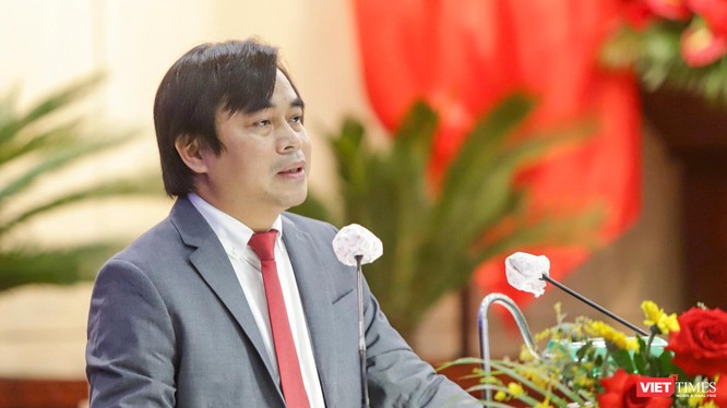 Ông Tô Văn Hùng - Giám đốc Sở TN&MT TP Đà Nẵng trong phiên chất vấn kỳ họp thứ 4, HĐND TP Đà Nẵng khóa X diễn ra chiều ngày 16/12.