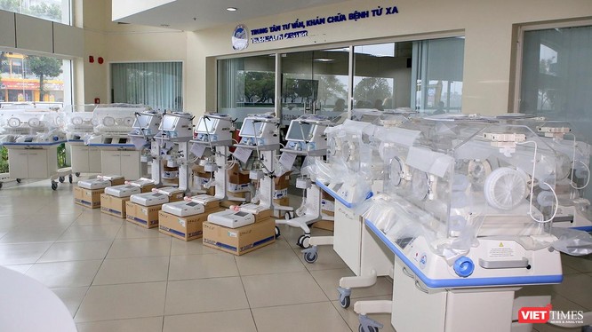 Lô trang thiết bị y tế gồm 5 máy thở, 5 máy điện tim và 7 lồng ấp trẻ em vừa được JICA bàn giao cho Bệnh viện Trung ương Huế