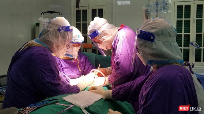 Ê kíp bác sĩ Bệnh viện Hữu nghị Việt Đức đang tiến hành ca mổ cho bệnh nhân