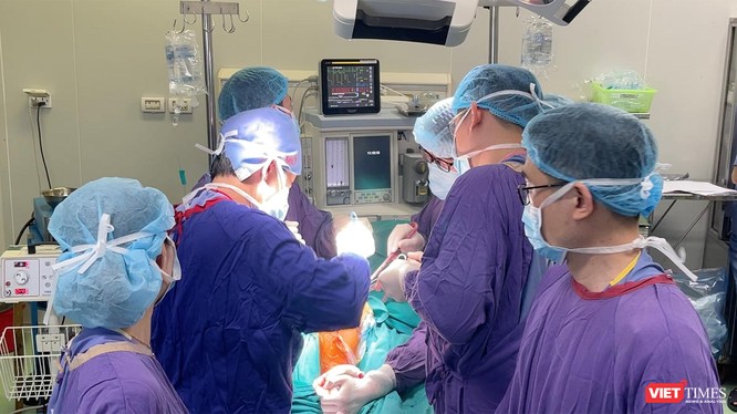 Ê-kíp bác sĩ Bệnh viện Hữu nghị Việt Đức đang phẫu thuật cho bệnh nhân