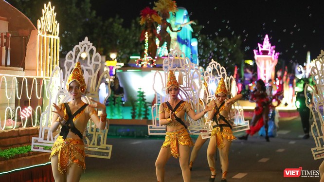 Lễ hội đường phố Đà Nẵng được tổ chức trên tuyến đường Bạch Đằng, dọc bờ sông Hàn