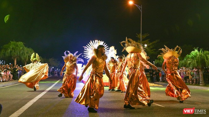 Một màn trình diễn Carnival đường Đà Nẵng 2022 diễn ra tối ngày 25/6