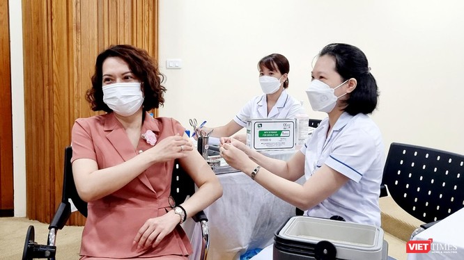 Thứ trưởng Bộ Y tế Nguyễn Thị Liên Hương tiêm mũi nhắc vaccine phòng COVID-19 tại lễ phát động