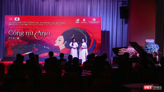Hai danh ca soprano Đào Tố Loan và Bùi Thị Trang (vai Công nữ Anio) trình diễn một phân đoạn (màn thứ ba) trong Vở diễn mang tên Aria “Đàn bầu” tại buổi công bố 