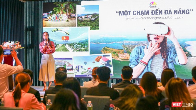 Bà Nguyễn Thị Hoài An - Giám đốc Trung tâm Xúc tiến Du lịch Đà Nẵng giới thiệu sản phẩm trải nghiệm cho du khách trên không gian số