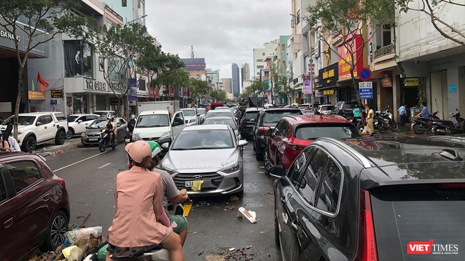 Hàng trăm phương tiện ô tô bị chết máy nằm la liệt trên tuyến đường Lê Duẫn, quận Hải Châu (đoạn Ông Ích Khiêm đến Hoàng Hoa Thám)