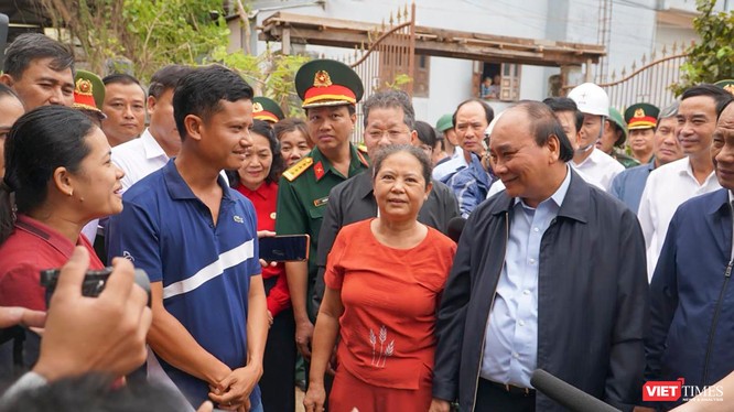 Chủ tịch nước Nguyễn Xuân Phúc thăm người dân Đà Nẵng bị thiệt hại do mưa lũ