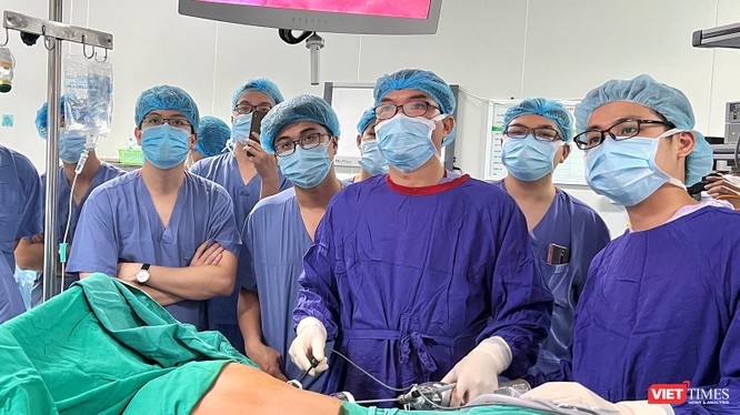 Ê kíp bác sĩ Bệnh viện Hữu nghị Việt Đức đang phẫu thuật cho bệnh nhân T.