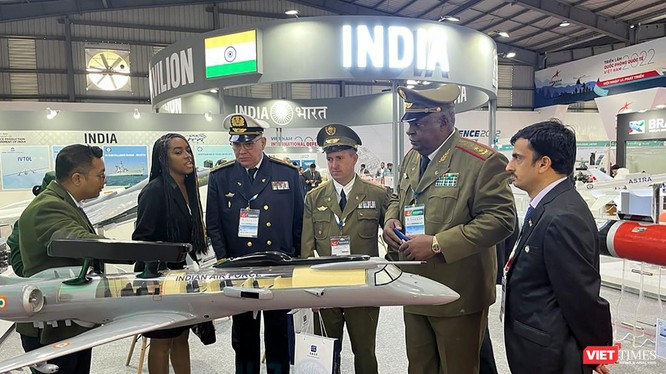 Đoàn Cu Ba tham quan sản phẩm quốc phòng tại gian triển lãm của Ấn Độ