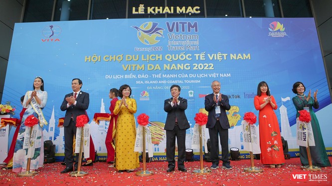 Các đại biểu cắt băng khai mạc VITM Đà Nẵng 2022