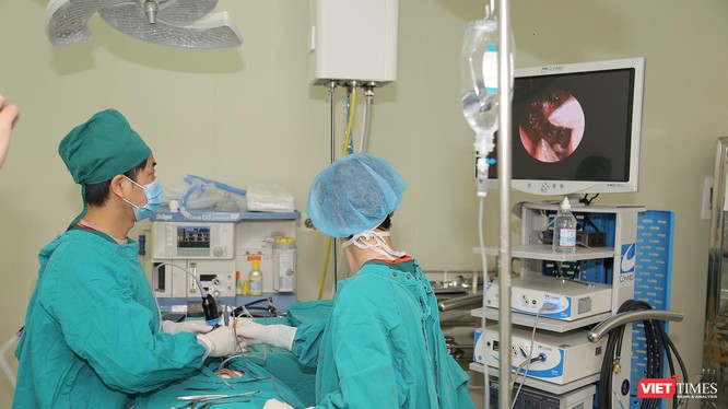 Ê-kíp phẫu thuật do bác sĩ BS.CKII Cung Đình Hoàn-Trưởng khoa Tai – Mũi – Họng, Bệnh viện đa khoa Đức Giang đang tiến hành phẫu thuật cho bệnh nhân.