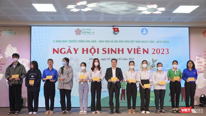 Đại diện Ban Giám hiệu ĐH Đông Á trao học vé xe Tết cho sinh viên