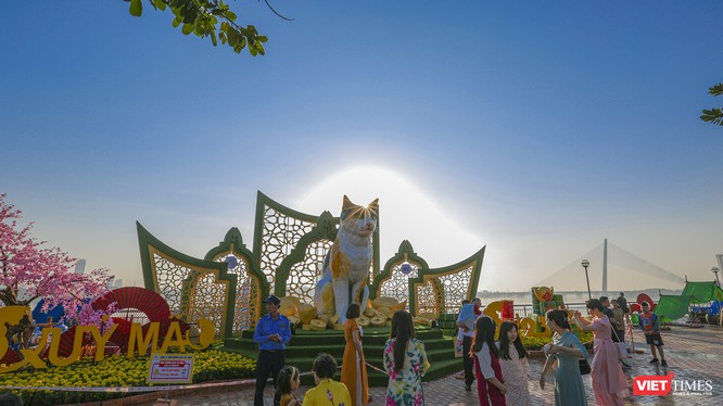 Linh vật mèo tại đường hoa xuân Đà Nẵng