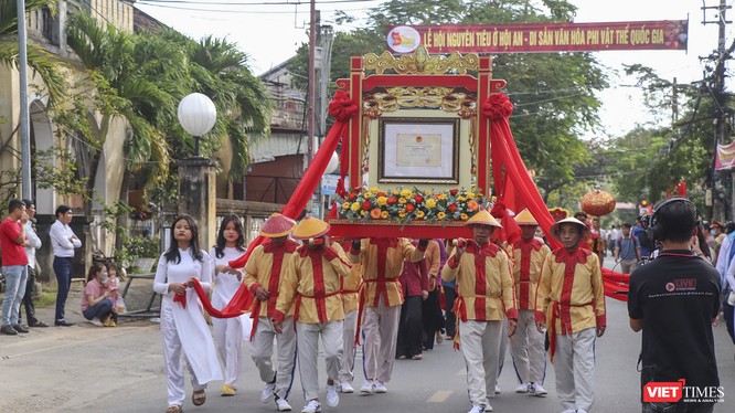 Diễu hành đón nhận danh hiệu Di sản văn hóa phi vật thể Quốc gia đối với lễ hội Tết Nguyên tiêu tại Hội An diễn ra sáng ngày 5/2