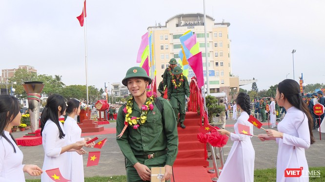 Tân binh tại lễ giao quân của quận Hải Châu, TP Đà Nẵng diễn ra sáng ngày 8/2