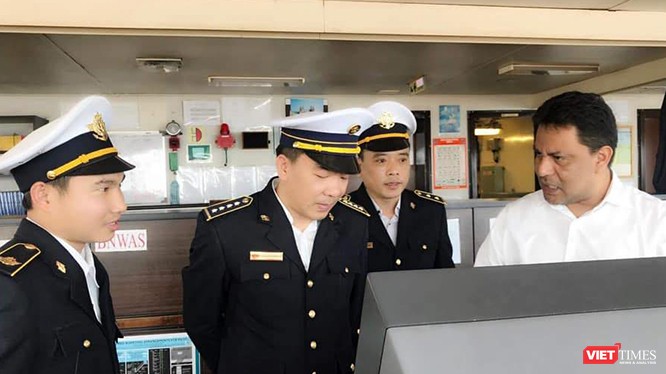  TS. Nguyễn Lương Tâm (đứng giữa) đang kiểm tra công tác phòng dịch tại cảng Vũng Áng (Hà Tĩnh).