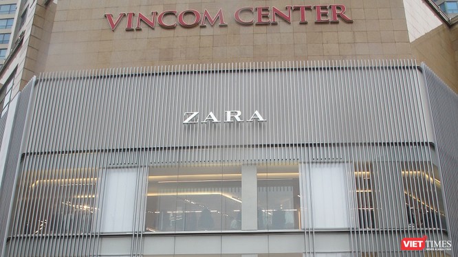 Sáng 9/11, cửa hàng Zara đầu tiên tại Hà Nội bắt đầu mở cửa đón khách. Ảnh: Trần Huyền