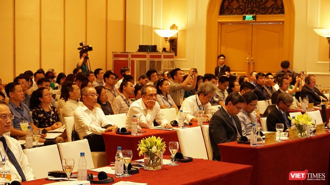 Bên cạnh hội thảo, hoạt động triển lãm tại sự kiện eBanking Vietnam còn giới thiệu các thành tựu công nghệ phục vụ việc xây dựng ngân hàng số, đặc biệt là các công nghệ thanh toán không dùng tiền mặt. Các công ty, tập đoàn tiêu biểu tham gia triển lãm năm