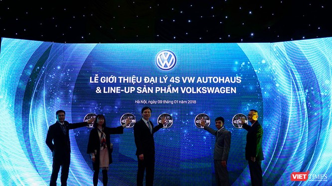 Đại diện các bên cùng làm lễ ấn nút tượng trưng đánh dấu sự hoạt động của đại lý 4S VW AutoHaus Phạm Văn Đồng (Ảnh: Ngô Minh)