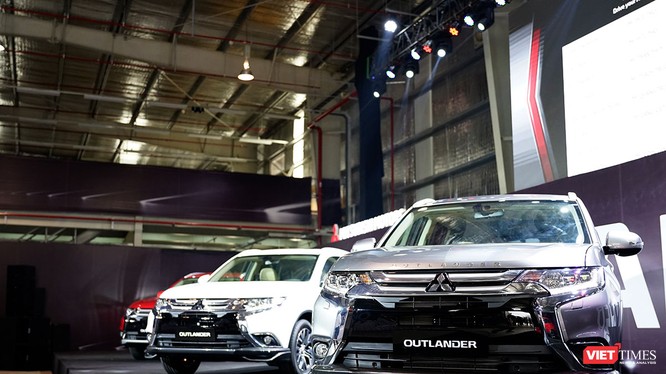 Outlander là mẫu xe tiên phong áp dụng ngôn ngữ thiết kế mới "Dynamic Shield" của Mitsubishi Motors, mang lại ấn tượng về sự mạnh mẽ, linh hoạt và khả năng bảo vệ hành khách một cách toàn diện