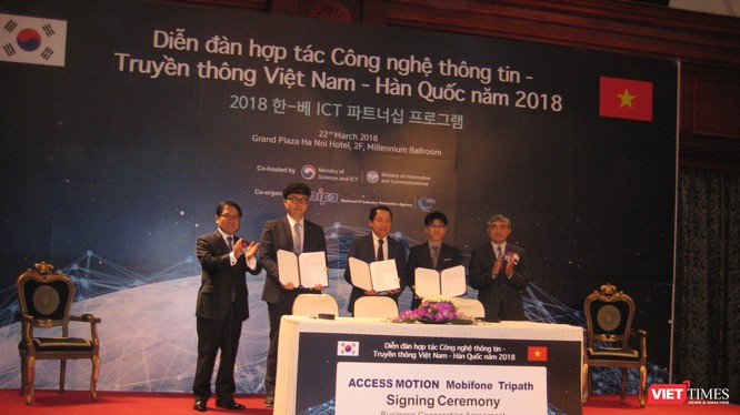 Bộ trưởng You Young Min và Thứ trưởng Nguyễn Minh Hồng chứng kiến sự ký kết hợp tác của Access Montion (Hàn Quốc) với 2 đối tác Việt Nam là Mobifone và Tripath