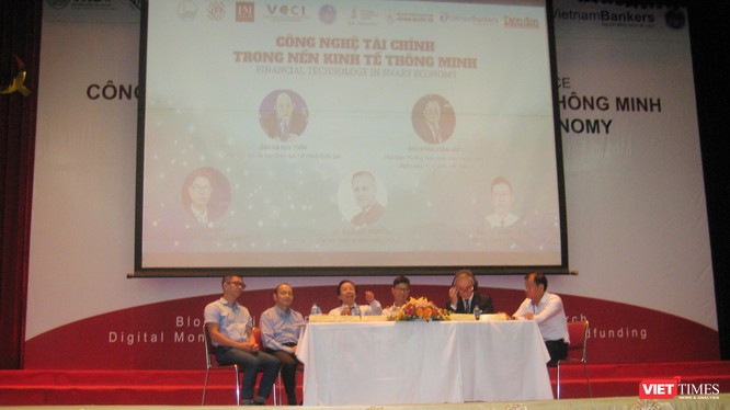 Các diễn giả tại phần tọa đàm của hội thảo "Công nghệ Tài chính trong nền kinh tế thông minh"