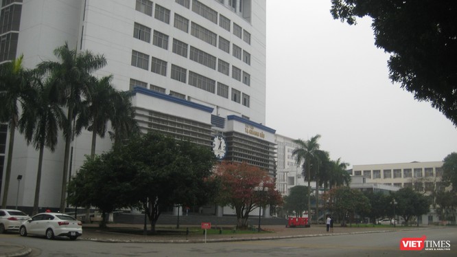 Thư viện Tạ Quang Bửu trong khuôn viên Đại học Bách khoa Hà Nội rất vắng bóng sinh viên vì nhà trường đã chuyển 90% việc giảng dạy sang hình thức trực tuyến. Ảnh chụp lúc 14h00 ngày 13/3/2020.
