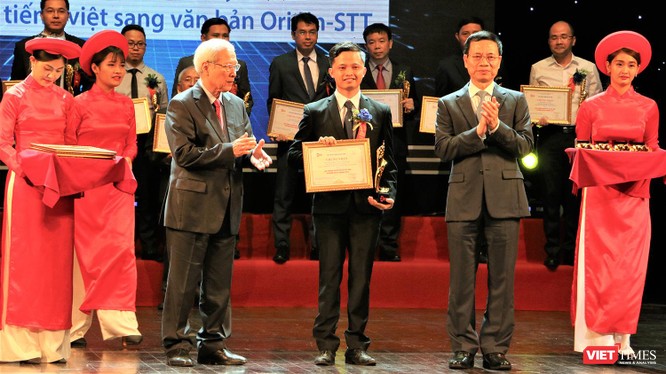Đại diện VAIS, ông Nguyễn Quốc Trường, nhận giải thưởng Chuyển đổi Số 2019 cho ứng dụng chuyển đổi âm thanh thành văn bản