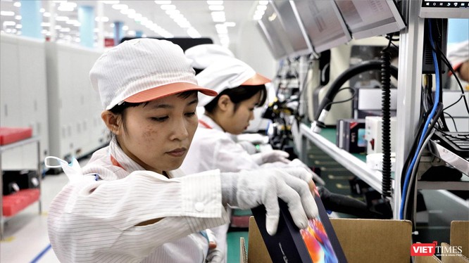Các công nhân tại nhà máy sản xuất điện thoại thông minh VinSmart