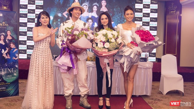 Bà Nguyễn Như Quỳnh đai diện ban tổ chức tặng hoa cho Hoa hậu Hương Giang, NTK Lý Quý Khánh và Á hậu Mâu Thủy.