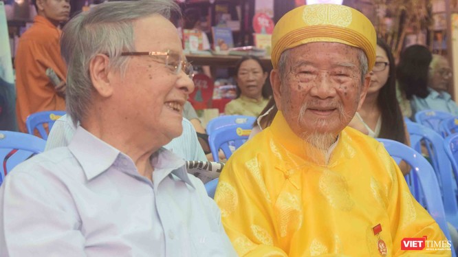 Nhà nghiên cứu 98 tuổi Nguyễn Đình Tư (mặc áo dài màu vàng) bên cạnh ông Nguyễn Quyết Thắng, người đại diện gia đình quản lý 120 đầu sách của học giả Nguyễn Hiến Lê 