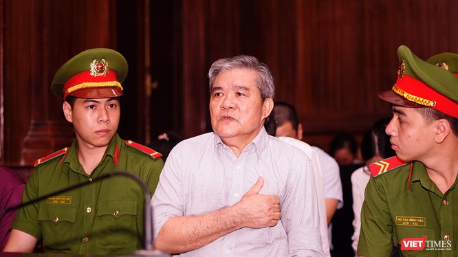 Bị cáo Nguyễn Văn Thông được đưa đi cấp cứu giữa phiên xử sáng 25/9 vì biểu hiện sức khỏe không tốt 