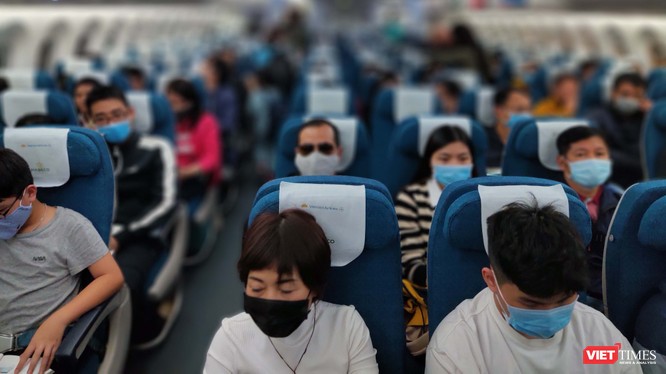 Hành khách phải tuân thủ quy định đeo khẩu trang nơi công cộng và trên máy bay (Ảnh: Hòa Bình) 