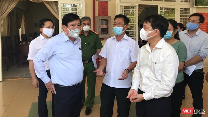 Chủ tịch UBND TPHCM Nguyễn Thành Phong chỉ đạo các quận trong công tác phòng, chống dịch COVID-19 (Ảnh: Đình Dân)