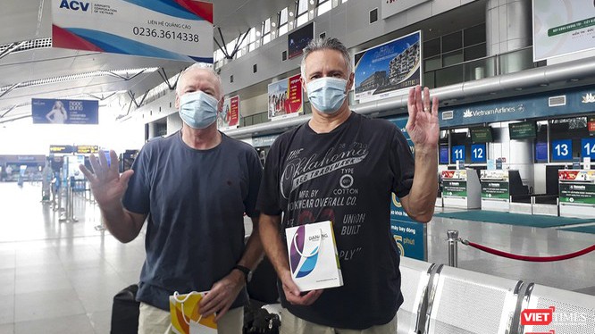 Ca bệnh số 22 và 23 tại sân bay Đà Nẵng ngày 10/4, cũng là ngày được lấy mẫu xét nghiệm khi nhập cảnh vào TP.HCM (Ảnh: Hồ Xuân Mai) 