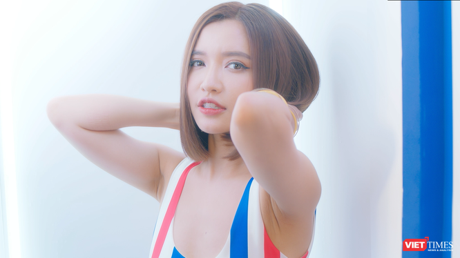 Bích Phương, nữ ca sĩ “Bùa yêu” mới đây vừa khuấy động đường đua âm nhạc mùa hè bằng những hình ảnh mới “bỏng mắt”.