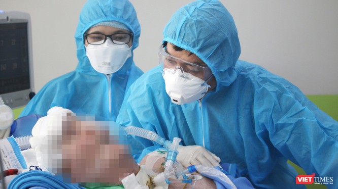 BS Trần Thanh Linh đang khám cho bệnh nhân 91 tại Khoa HSCC - BV Chợ Rẫy 