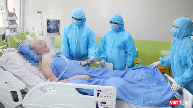 Từ trái sang: BS Nguyễn Tri Thức - Giám đốc BV Chợ Rẫy, BS Phạm Thị Ngọc Thảo - PGĐ và BS Phan Thị Xuân - Trưởng khoa HSCC BV Chợ Rẫy vào thăm bệnh nhân 91 (Ảnh: BVCR) 