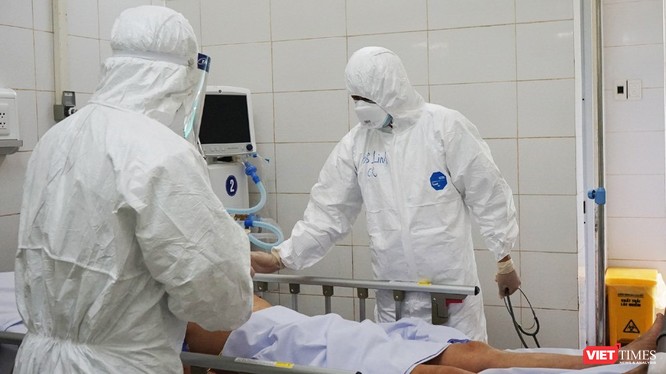 Bác sĩ Trần Thanh Linh và đồng nghiệp chăm sóc BN nặng COVID-19 tại "tâm dịch" Đà Nẵng 
