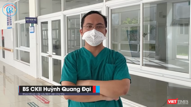  BS Huỳnh Quang Đại bất ngờ nghe tin cha già đột ngột bị nhồi máu cơ tim nhưng đang kẹt giữa "tâm dịch", anh không thể về (Ảnh: Hòa Bình chụp màn hình video) 