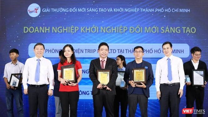 Trao thưởng cho các doanh nghiệp khởi nghiệp và đổi mới sáng tạo (Ảnh: SKHCN) 