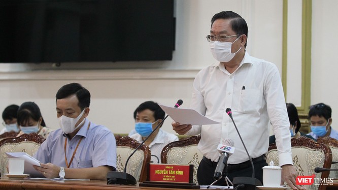 Ông Nguyễn Tấn Bỉnh - Giám đốc Sở Y tế TP.HCM cung cấp các con số chấn động tại cuộc họp Ban chỉ đạo phòng, chống dịch bệnh COVID-19 chiều ngày 3/12 (Ảnh: TTBC)
