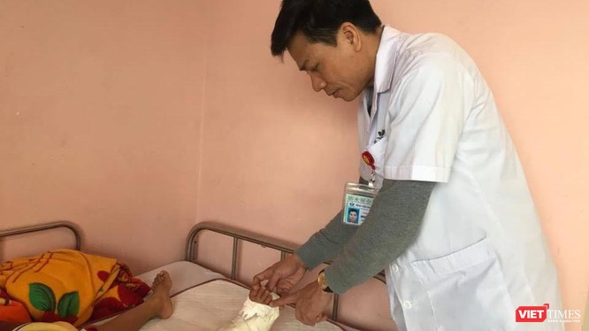 Bác sĩ Nguyễn Vũ Hoàng - Khoa Chỉnh hình Nhi, thăm khám chân cho cháu bé (Ảnh: BVCC) 