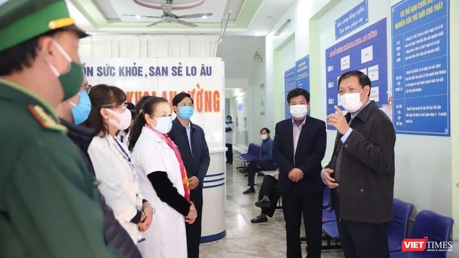 Thứ trưởng Bộ Y tế Đỗ Xuân Tuyên -trưởng đoàn công tác của Ban Chỉ đạo Quốc gia phòng, chống dịch COVID-19 đi kiểm tra địa bàn tỉnh Lào Cai (Ảnh: BYT) 