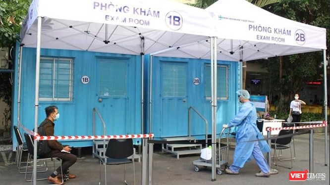 Phòng khám áp lực âm dã chiến được triển khai tại bệnh viện ĐH Y Dược TP.HCM từ những đợt lây nhiễm đầu tiên - Ảnh: Hòa Bình