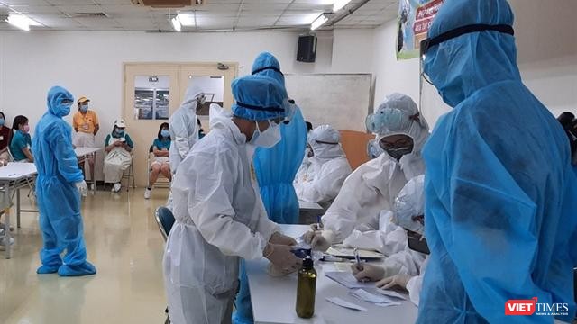 Nhân viên y tế lấy mẫu xét nghiệm giám sát tại Khu chế xuất Tân Thuận. Ảnh: Trung tâm Y tế Quận 7 